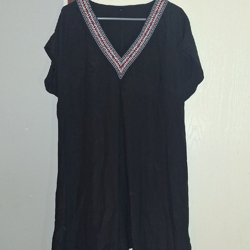 Chic Black V-Neck Embroidered Tunic